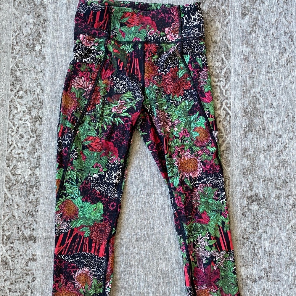 Lululemon patterned cropped leggings
